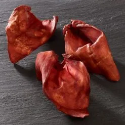 Rocco Smoked Cows' Ear Dog Chews -Dog food Shop 1 37450 37553 rocco smoked ears schiefertafel 5